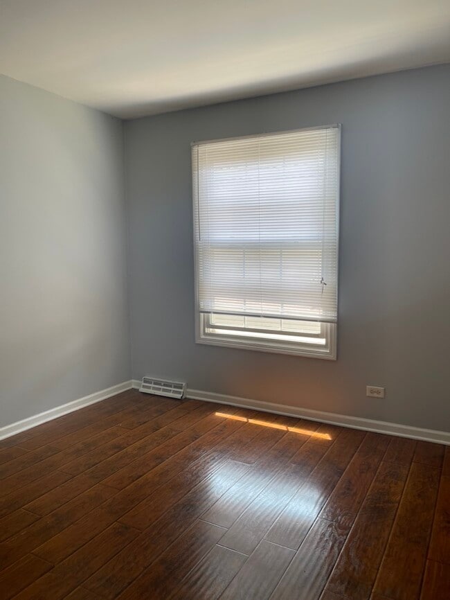 Building Photo - 423 James Ct