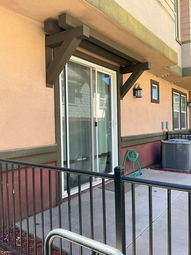 Building Photo - 3 Bed 2 Bath in the Eastlake Vistas