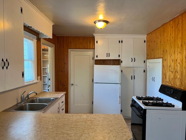 Building Photo - 4Bd/2Ba Two Story House-Available soon
