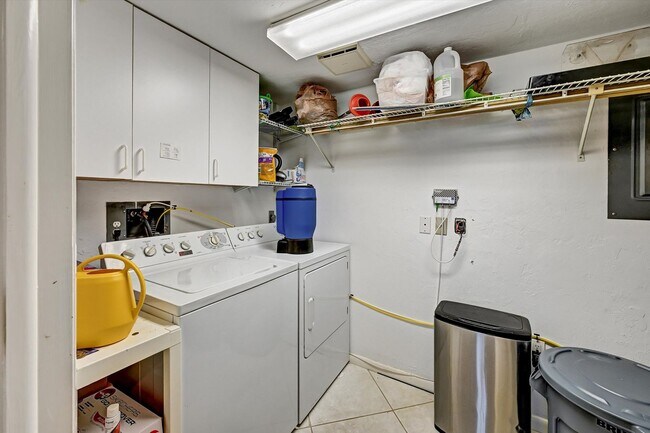 Building Photo - 4821 S Landings Dr