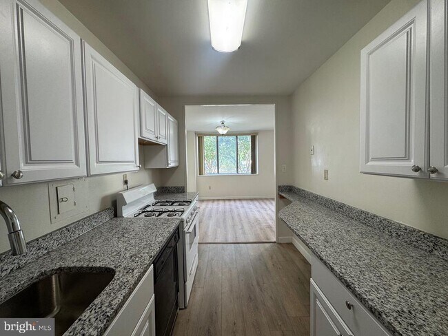 Building Photo - 6621 Wakefield Dr