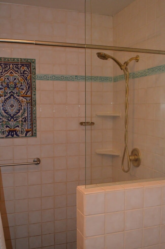 Building Photo - Ground floor unit in the Elmwood district