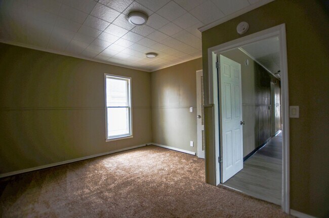 Building Photo - 6bd 2ba house | PLEX Neighborhood | Off st...