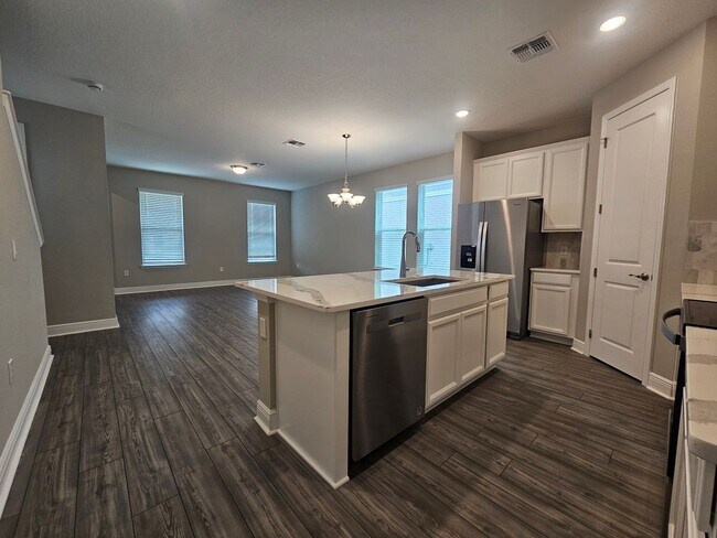 Building Photo - Beautiful and Spacious 3 bedroom 2 bath Townhome With a Split Floor Plan in Winter Garden!