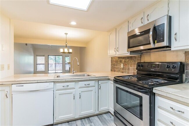 Building Photo - 7211 Lakewood Dr