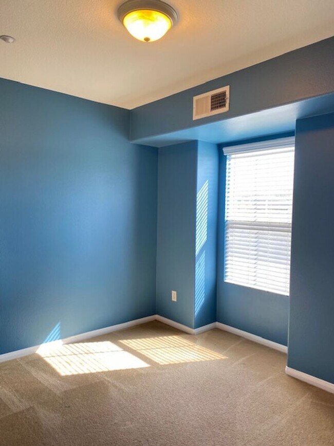 Building Photo - 3 Bedroom Townhome in Serene Santee