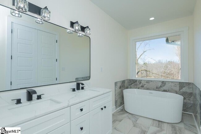 Building Photo - 105 Horseshoe Bend Rd