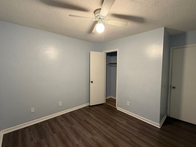 Building Photo - Freshly Painted 2Br 2Ba Duplex
