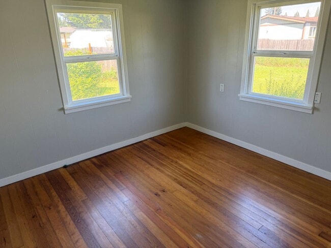 Building Photo - Great Thurston Home!