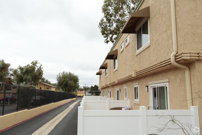 Building Photo - Los Robles Apartments