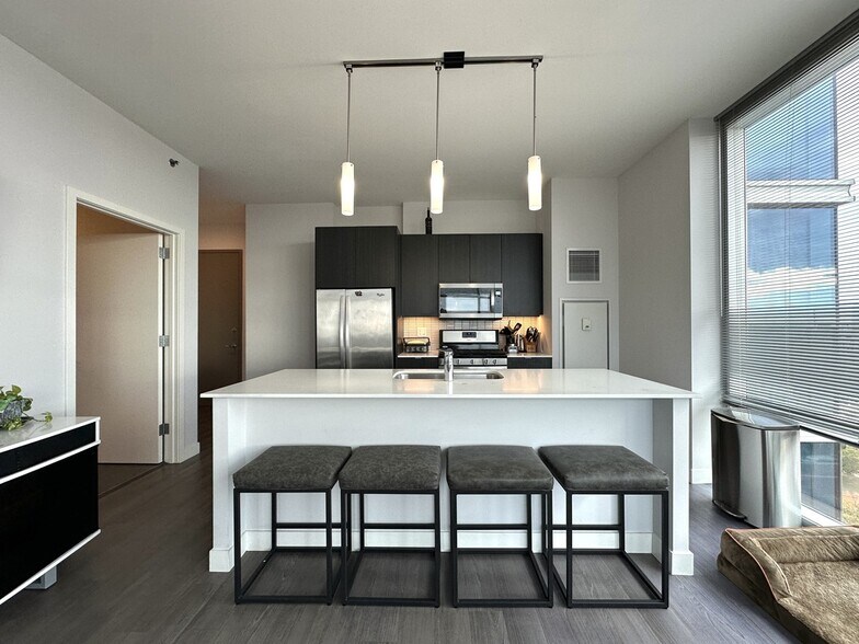 Building Photo - 1000 S Clark St