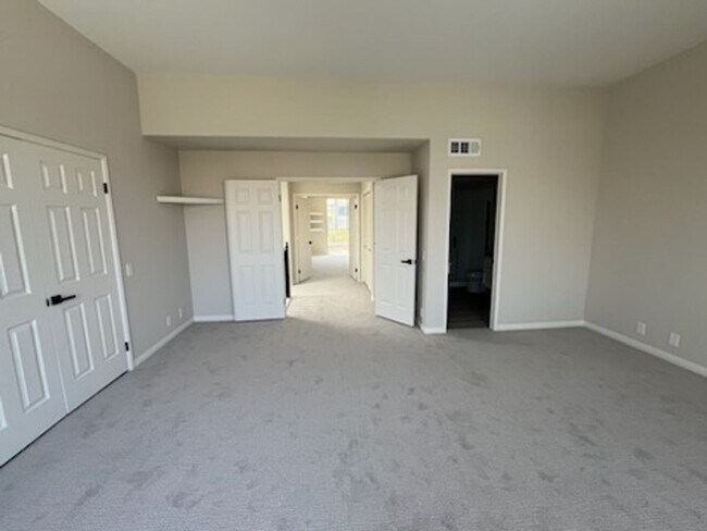 Building Photo - Luxurious Townhouse Located in the exclusi...