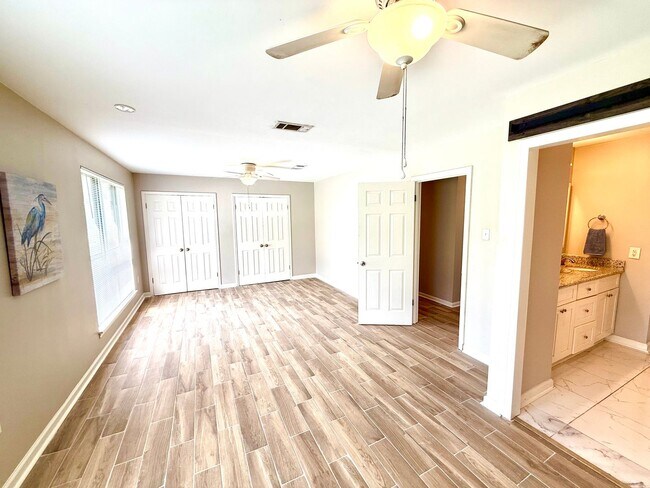 Building Photo - Stylish, Spacious & In a Prime Baton Rouge...
