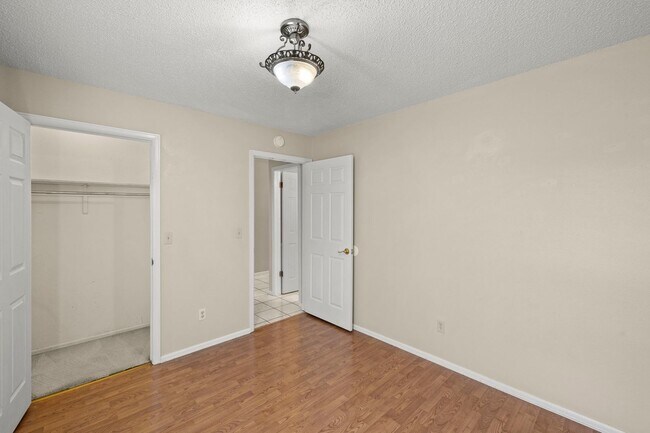 Building Photo - 977-979 Columbine Ave