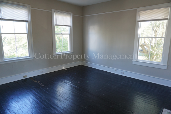 Building Photo - 2BR/1BA Stellar Apartment in Prime Locatio...