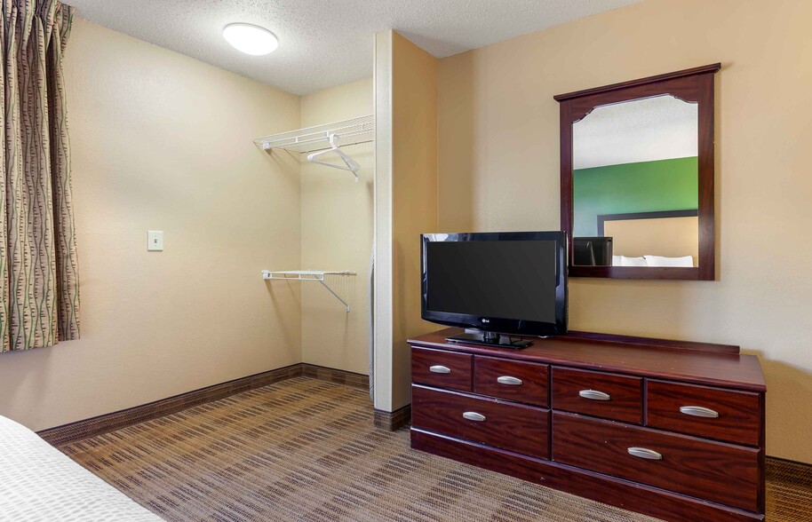 Building Photo - Furnished Studio-Madison - Junction Court