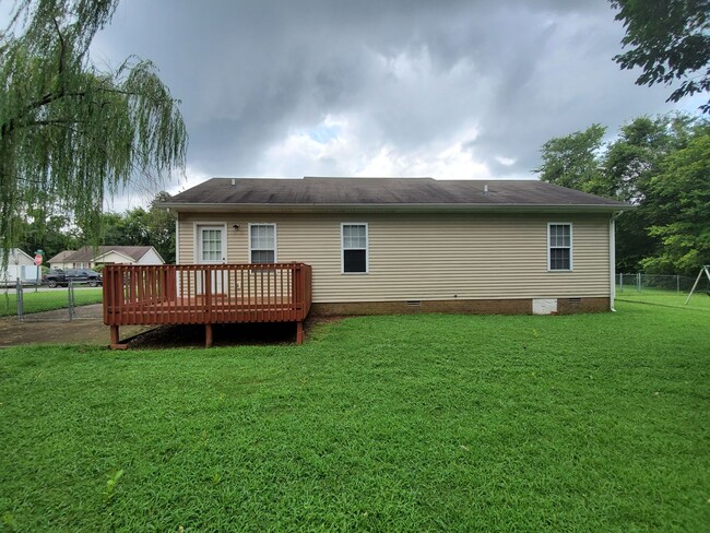 Building Photo - $1325.00 - Adorable 3 Bedroom 2 Bath Home ...