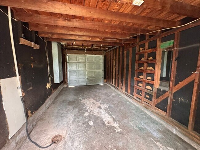 Building Photo - 2 bed 1 bath huge outdoor space and one car garage in Norman!