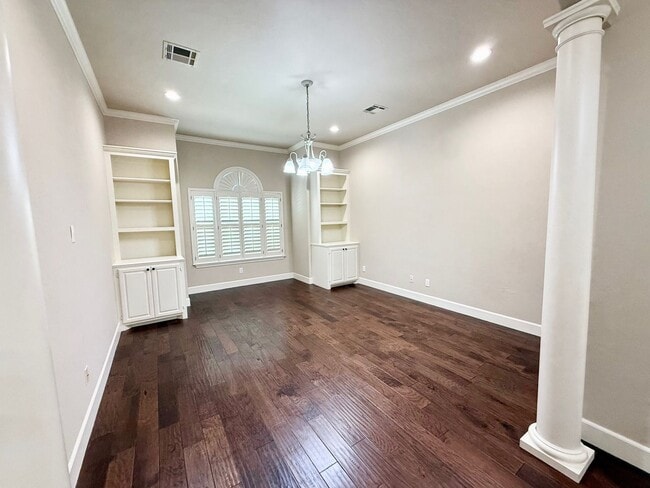 Building Photo - Fantastic Location, Fantastic Exec Home