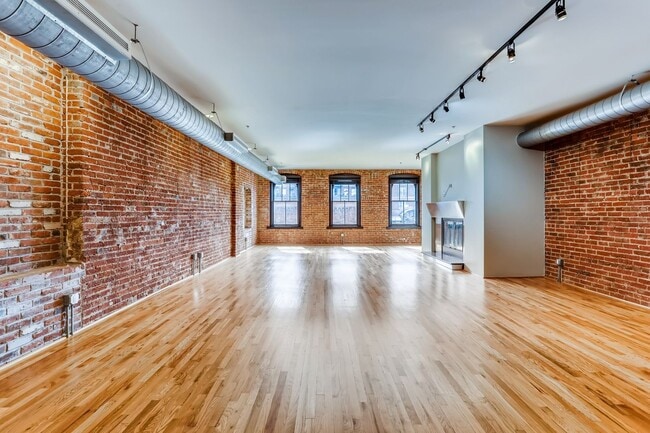 Building Photo - 3 Bedroom 2 Bath Loft Living At It's Finest In LODO! Wireworks Building