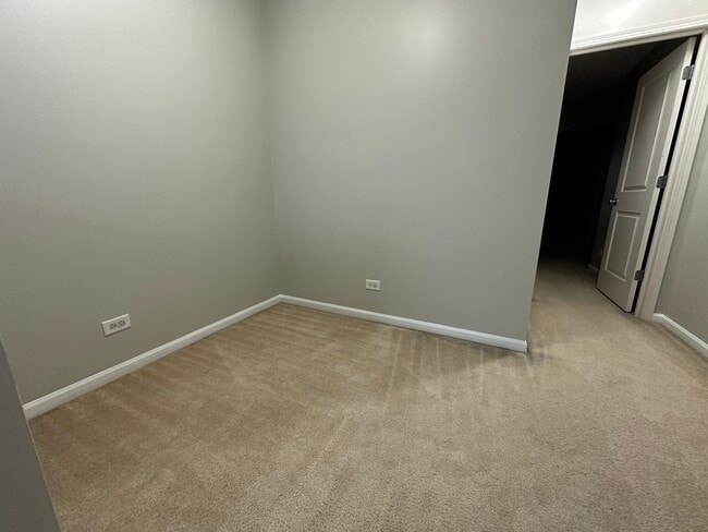 Building Photo - 482 Grosvenor Ln