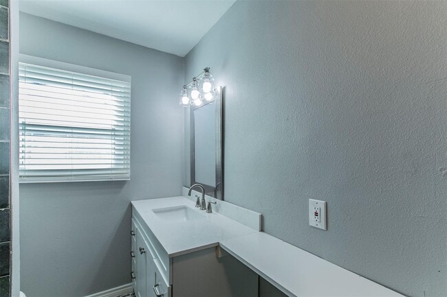 Building Photo - Updated home in Ridglea Hills reduced!