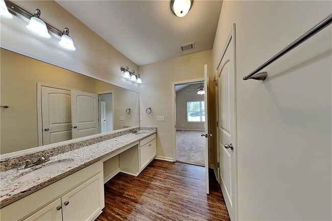 Building Photo - 435 Shady Glen