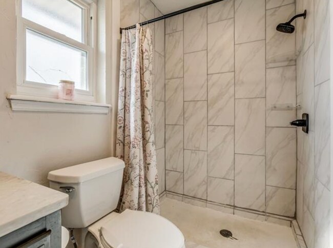 Building Photo - Beautiful 4 bedroom home. Country space, modern updates.