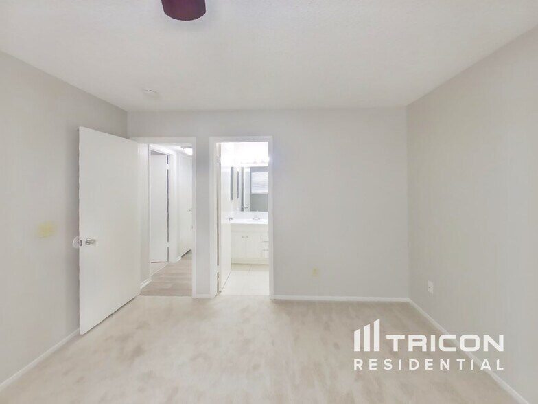 Building Photo - 5152 Laurelwood Ave