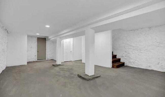 Building Photo - Beautifully Updated Townhome