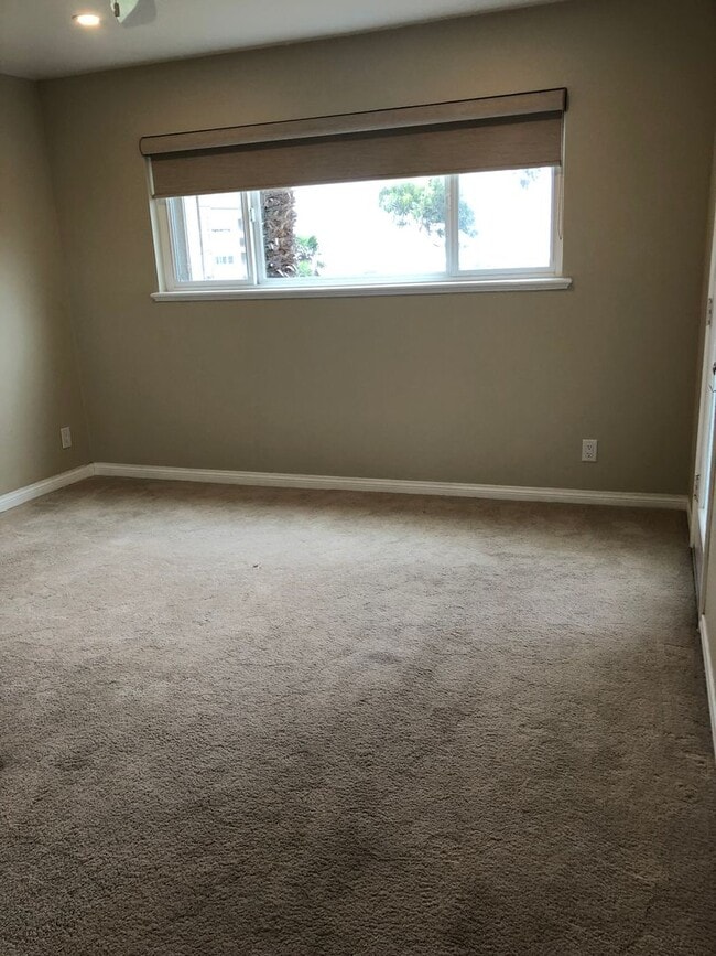 Building Photo - Spacious 3 + 2 Ocean View Condo - Prime Corner Location.