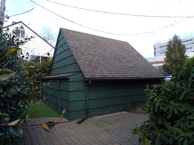 Building Photo - 4621 NE Royal Ct