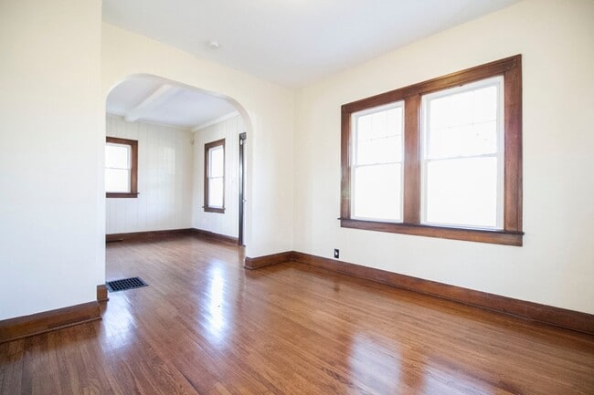 Building Photo - 180 Eldred Ave