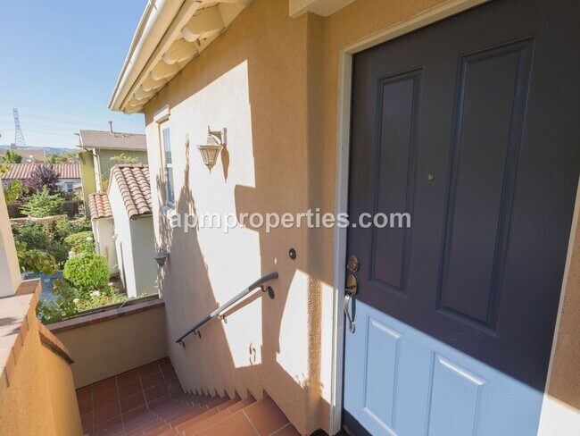 Building Photo - Upscale 3 Bedroom + Den, 4 bath, Detached Cottage, in Gale Ranch!