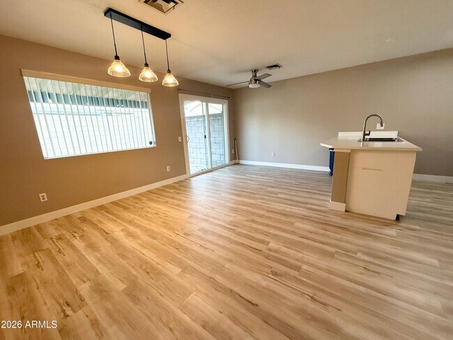 Building Photo - 1902 E Sandra Terrace