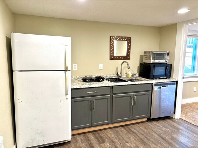 Building Photo - Portsmouth Neighborhood Updated 3-Story Ho...