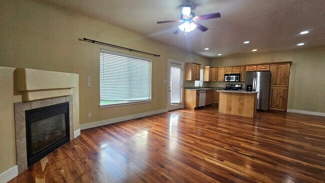 Building Photo - 2718 N Elm Dr