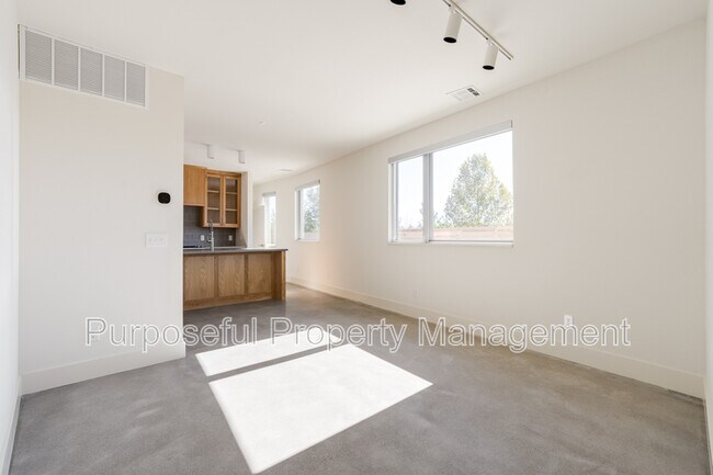 Building Photo - 934 Hangar Dr