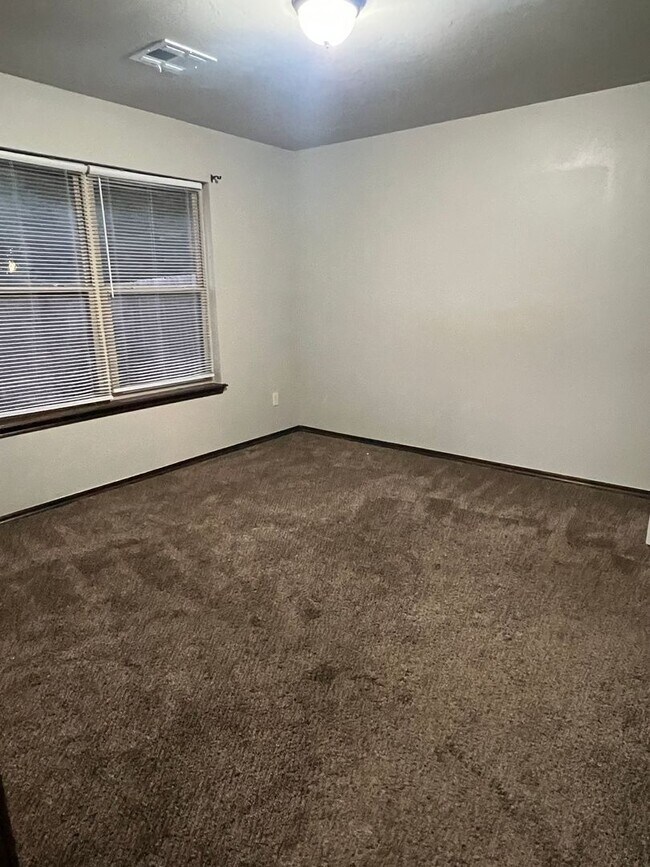 Building Photo - 3BR 2BA Duplex with 2 car garage