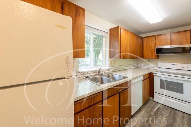 Building Photo - Newly Remodeled Apartment in Convenient Lo...