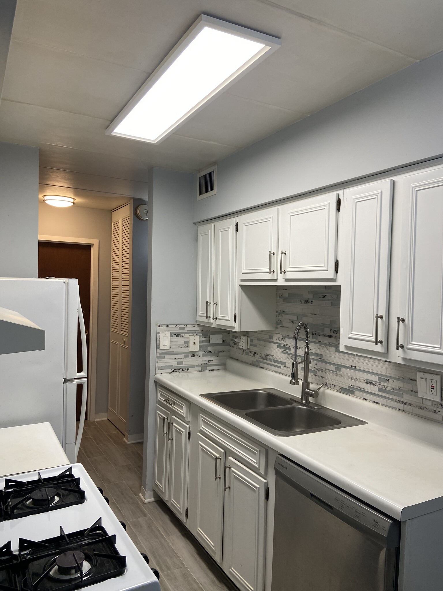 Building Photo - 220 S Roselle Rd
