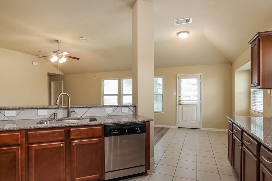 Building Photo - 988 Arbor Glen