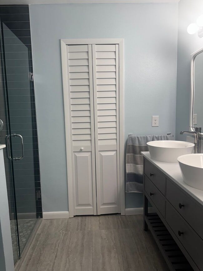 Building Photo - Spacious & Beautifully Updated Townhome in a Prime Location!