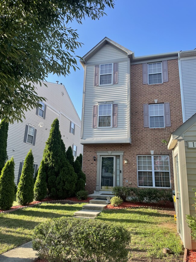 Building Photo - 1933 Gardenia Ct