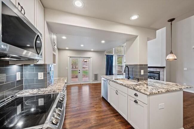 Building Photo - Beautiful 4-Bedroom Home in Lakewood with Finished Basement & Private Backyard