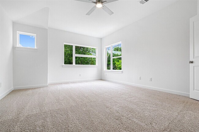 Building Photo - 321 Oakbend Dr