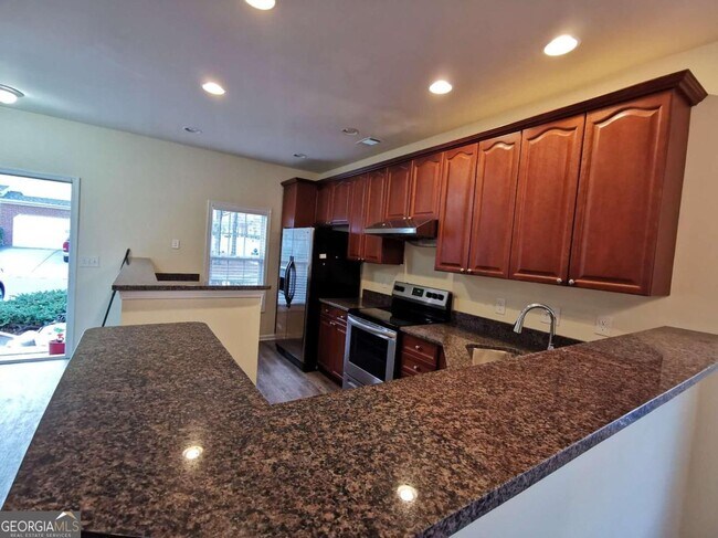 Building Photo - 2328 Suwanee Pointe Dr