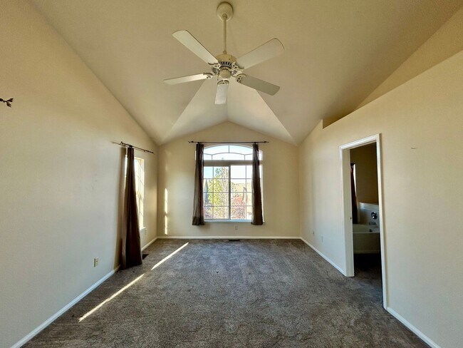 Building Photo - 2BR End Unit Townhome in Rock Creek