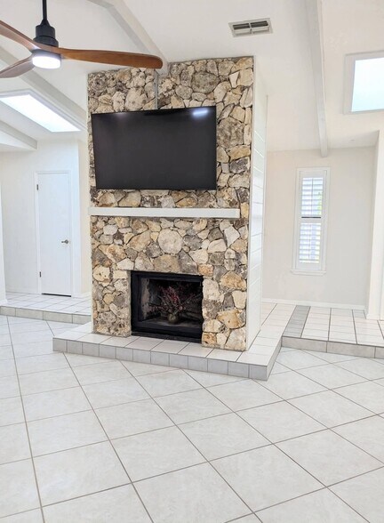 Building Photo - 945 Bramble Bush Cir W