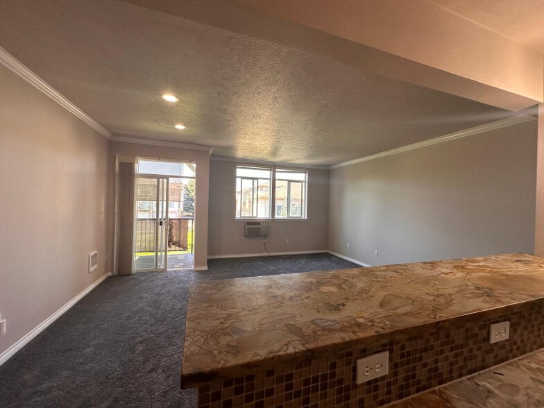 Building Photo - 22855 E Country Vista Dr